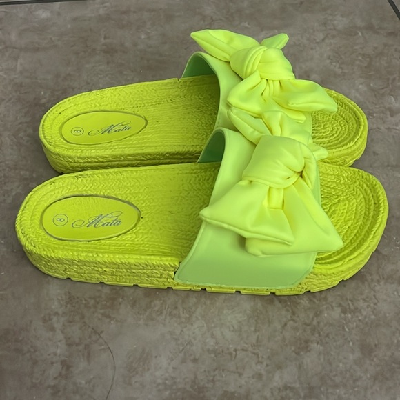 Neon Yellow Bow Slides Womens 8 BNIB - Picture 2 of 5